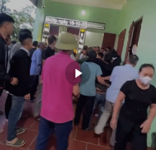 Vi:deo đẫm nước mắt cảnh người thân bạn bè đến tiễn đưa Nam sinh lớp 12