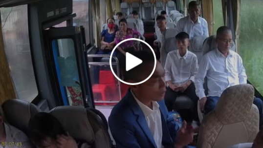 Vi:deo toàn cảnh sự việc bố con chú rể đ:ạp liên tiếp vào đâ`u tài xế vì từ chối chở đi đón dâu