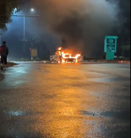 Vi:deo toàn cảnh vụ cha’y ô tô ở gần cầu Việt Trì