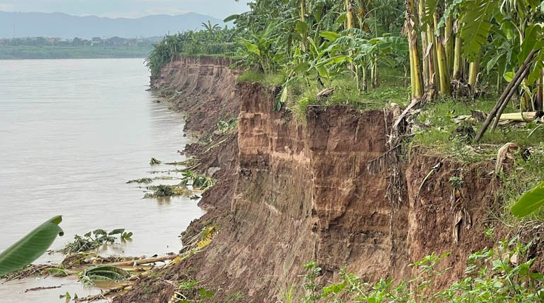 Sạt lở bờ sông Lô sát nhà dân, Phú Thọ công bố tình huống khẩn cấp