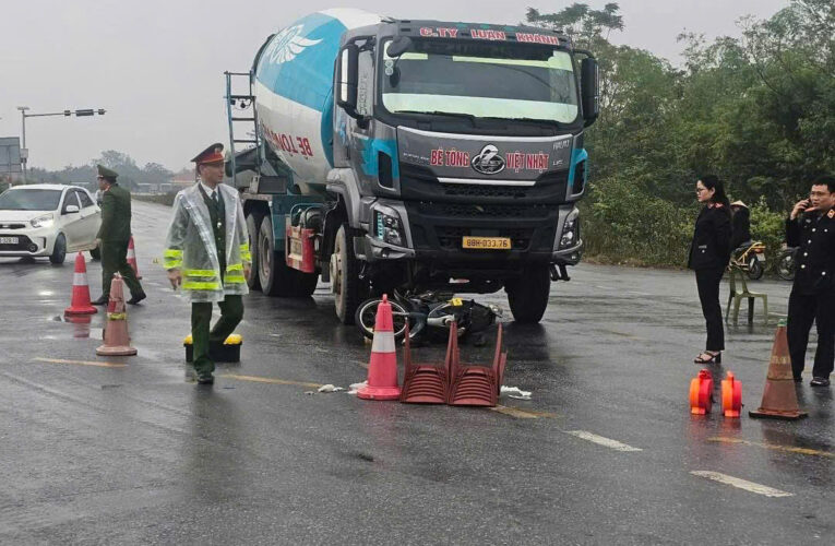 Toàn cảnh hiện trường TNGT tại đê Lũng Hạ, Yên Phương, Phú Thọ